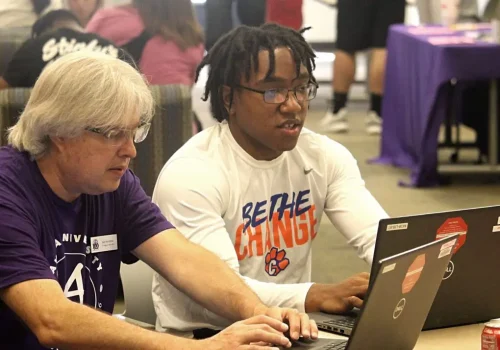 IT-with-student-at-move-in-1024x714